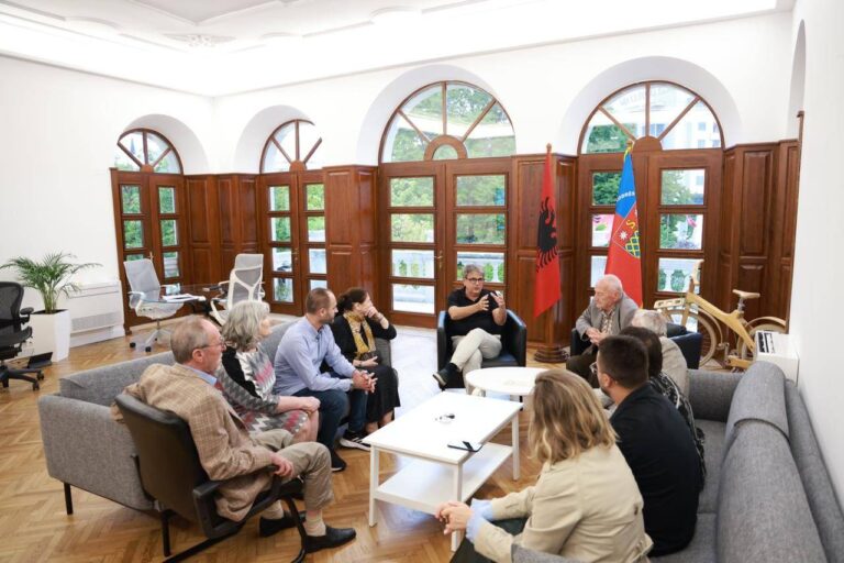 Benet Beci: Një bisedë e këndshme me disa nga gjyshërit dhe gjyshet e shtëpisë së të moshuarve në Shkodër