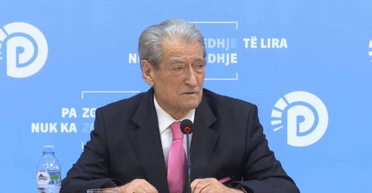 Berisha: Dy kryeministra u takuan duke “shtrigëzuar” Albin Kurtin