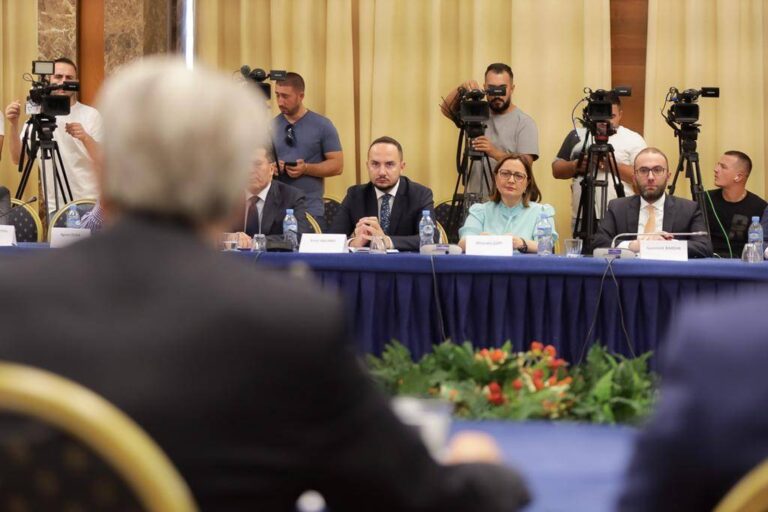 Gazment Bardhi nuk është Belind Këlliçi