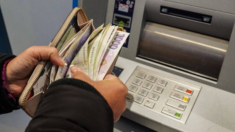 Bankomati në Pogradec bëhet bamirës, u jep qytetarëve 6 mijë lekë më shumë sesa rroga
