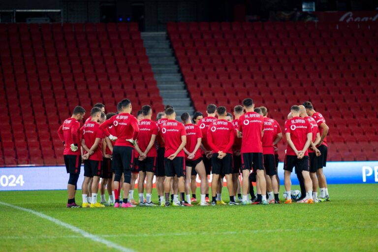 FOTO/ Sfida me Çekinë, radhë të gjata për të hyrë në stadiumin ”Air Albania”