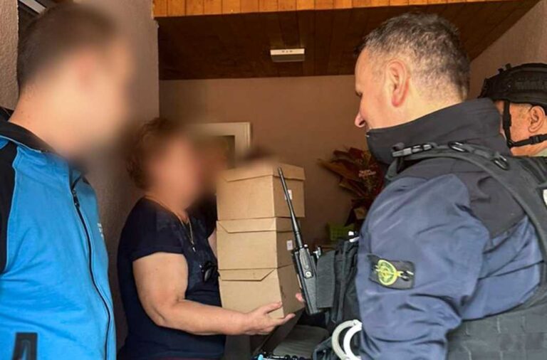 Policia e Kosovës shpërndan ushqime për serbët në Banjskë, Kurti: Faleminderit për qetësinë