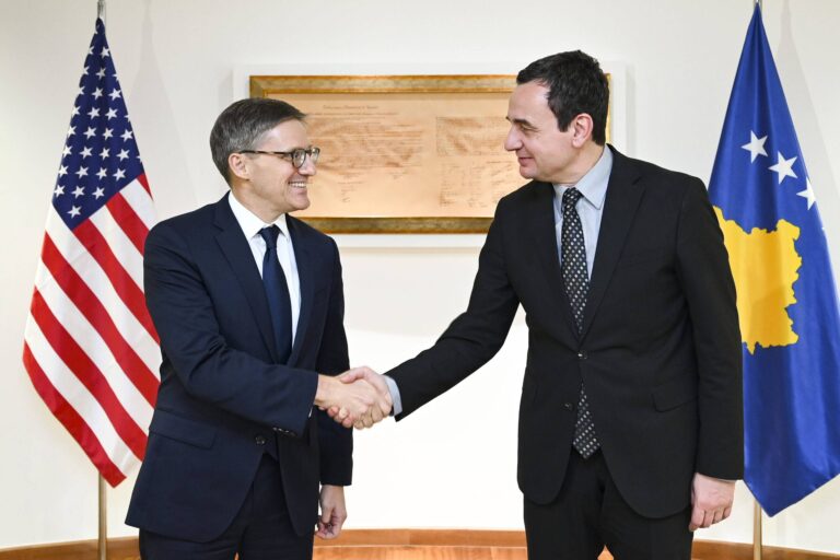 Diplomati amerikan Chollet telefonon Kurtin dhe Vuçiç, zbulon këshillat që iu dha
