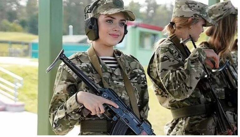 Bjellorusia rekruton Miss-et në ushtri, për të frymëzuar gratë dhe vajzat t’i bashkohen luftës së Putinit