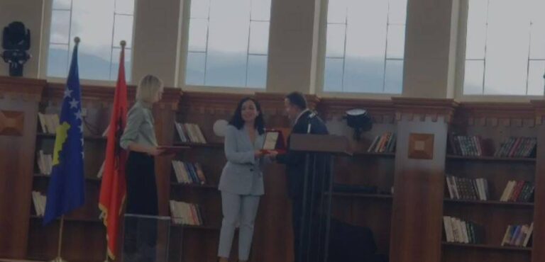 Presidentja e Kosovës nderohet me titullin e lartë “Patron i Kalasë” nga Bashkia e Beratit