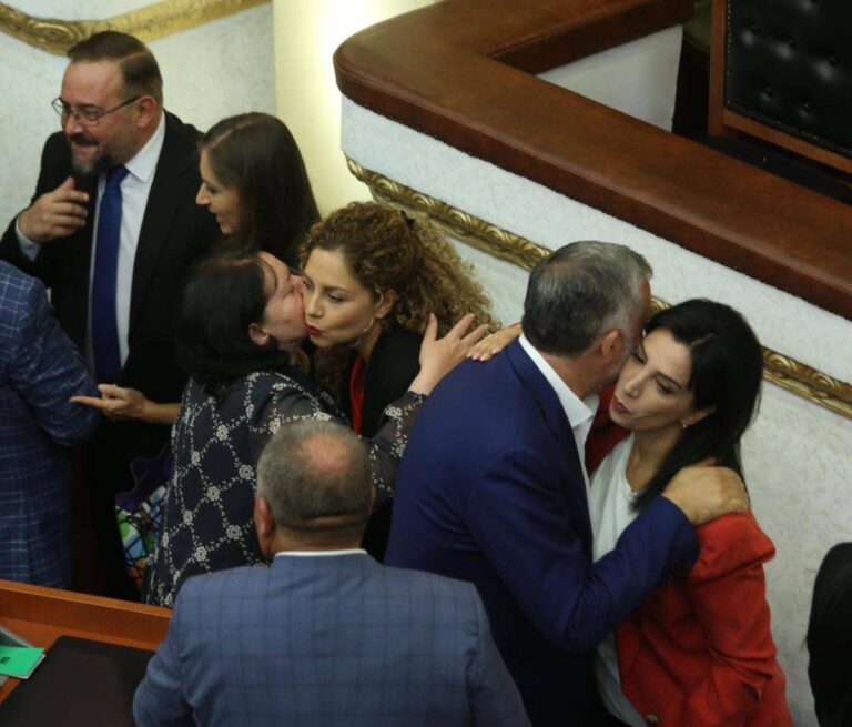 FOTO/ Votimi i ministrave të rinj! Puthje e përqafime, ja reagimet e deputetëve socialistë