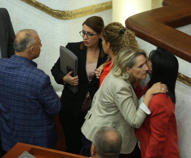Kronikë/ Votohen ministrat e rinj! Braçe kundër shkarkimit të Xhaçkës, Berisha: Një video dogji Spiropalin