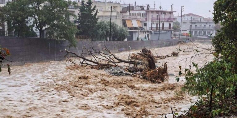 14 viktima në Greqi për shkak të përmbytjeve, gjenden të vdekur nënë e bir