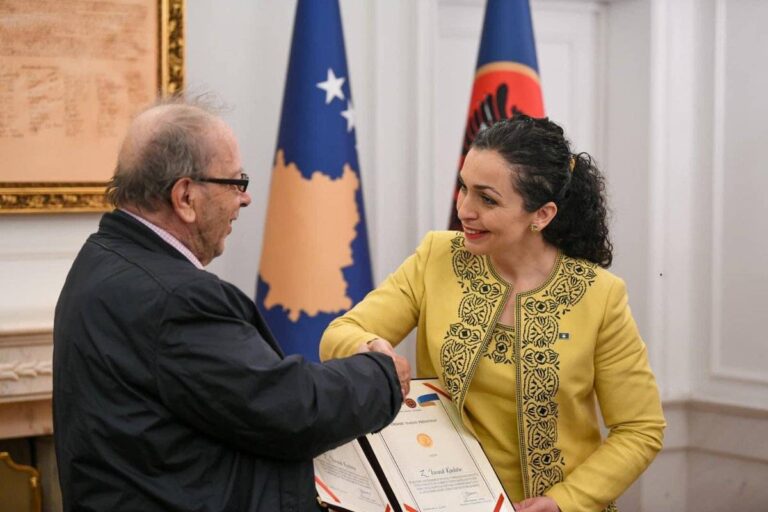 Vjosa Osmani vizitë në Shqipëri, do t’i dorëzojë Ismail Kadaresë dekretin e nënshtetësisë së Kosovës