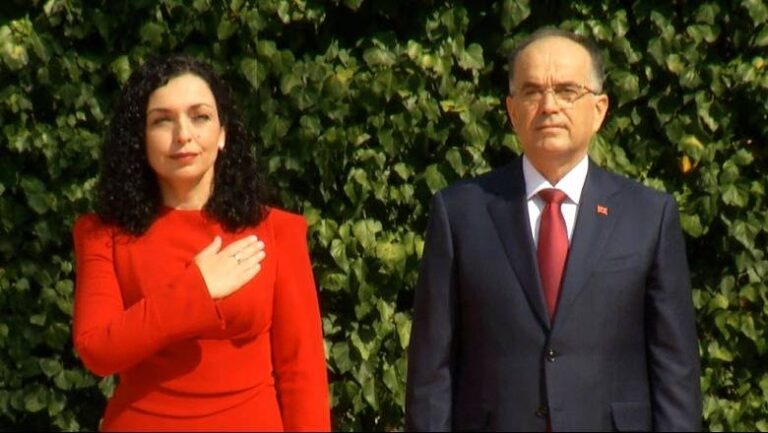 Vjosa Osmani mbërrin në Tiranë. Pritet me ceremoni nga Begaj