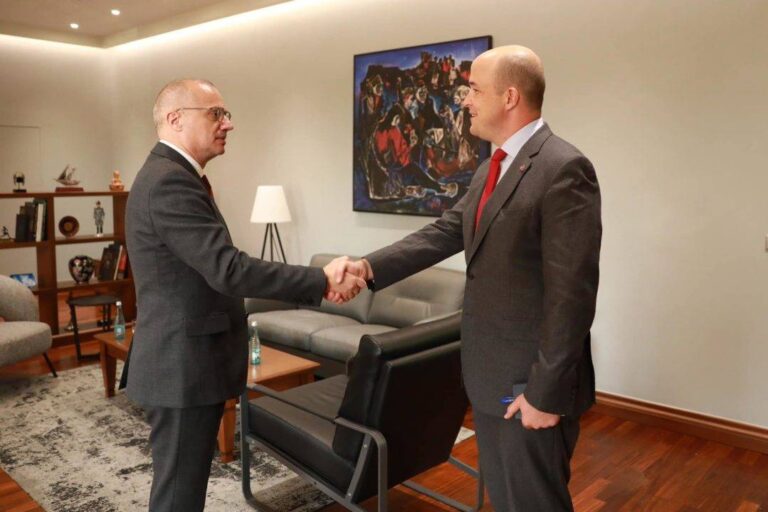 I dërguari i SHBA-së Wisner uron Hasanin për detyrën si ministër i Jashtëm, flasin për tensionet në Kosovë
