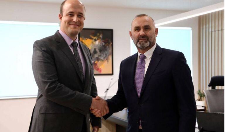 Manja pret të ngarkuarin me punë të Ambasadës Amerikane