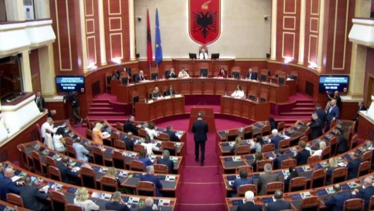 Kuvendi mban një minutë heshtje për policin e vrarë, heroin Afrim Bunjakun