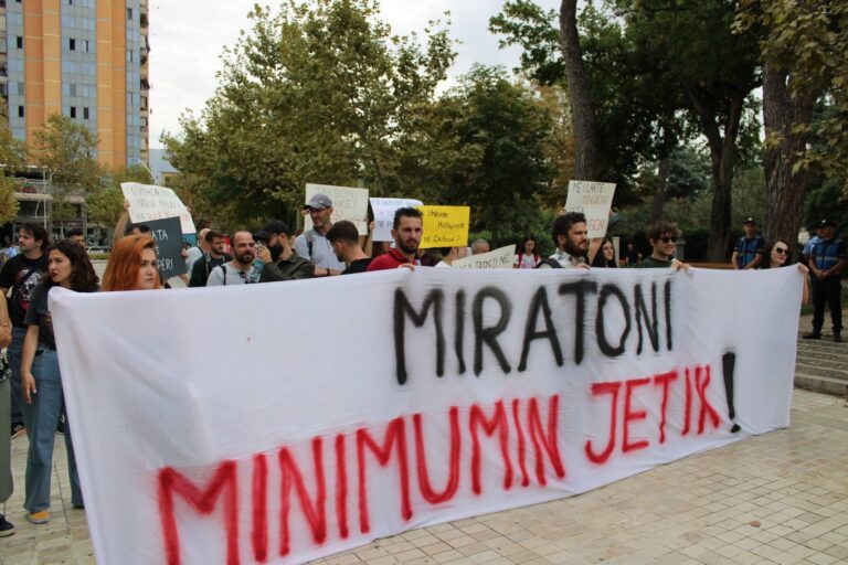 Minimumi jetik, ”Lëvizja Bashkë” protestë para Parlamentit: Të jetë mbi 20 mijë lekë të reja