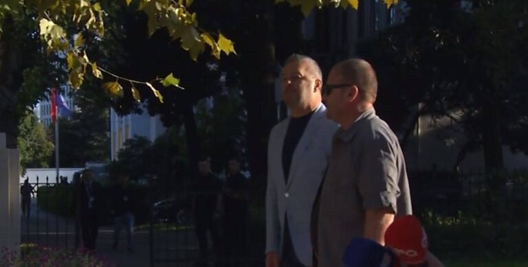 VIDEO/ ”Plehra, hajdeni këtu”, deputeti i PD sherr me protestuesit nga ”Lëvizja Bashkë”