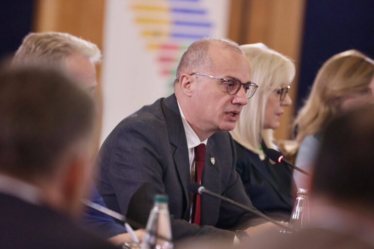 Jo më ministër i Jashtëm, reagon Igli Hasani: Faleminderit kryeministrit Rama dhe urime Spiropalit