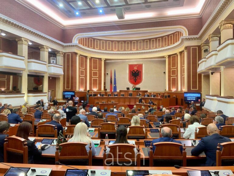 8 deputetët e PD-së që bllokuan foltoren, ja kush firmosi nga PS-ja për penalizimin e tyre
