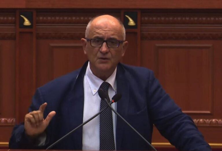 Petrit Vasili: Pluralizmi është goditur dhe militarizimi kundër tij tregon qartë juntën mafioze