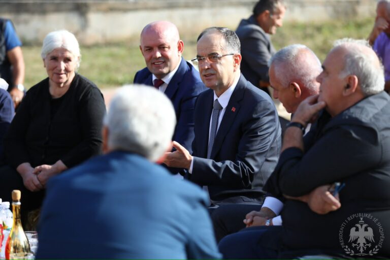Presidenti Begaj takim me të moshuarit në fshatin Togëz: Meritojnë çdo shërbim të nevojshëm