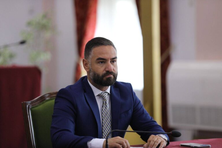 Deputet i PD-së zyrtare, Agalliu për kolegët: Pse po bëjnë kaos tani që drejtësia po i thërret?