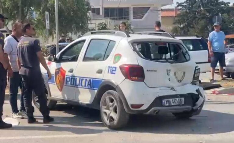 Aksident në Vlorë, “Range Rover-i” përplas makinën e policisë