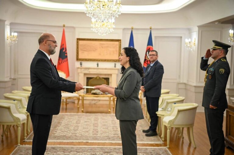 Ambasadori i Shqipërisë në Kosovë, Petrit Malaj pritet nga Presidentja Osmani. Dorëzon letrat kredenciale