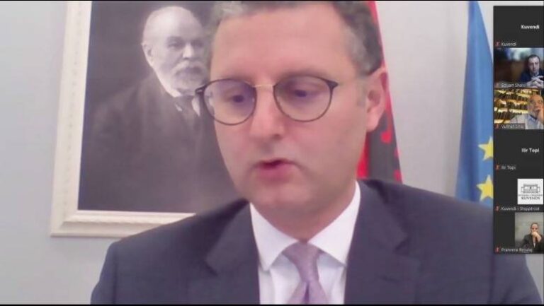 Deputetët bllokuan sallën, ministri Mete prezanton online pr.buxhetin dhe paketën fiskale