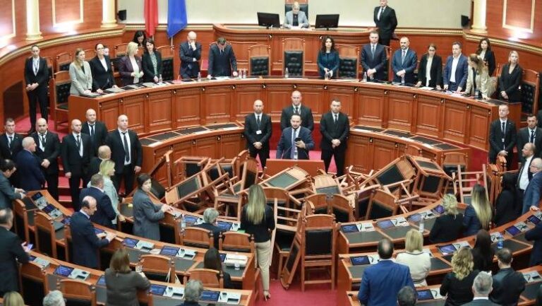 Kur përmbys karriget e pushtetit për 30 minuta!