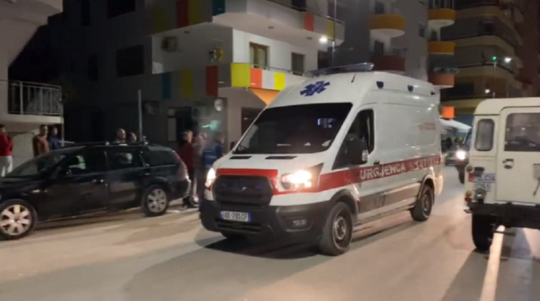 Aksident, makina përplas policin në vija të bardha