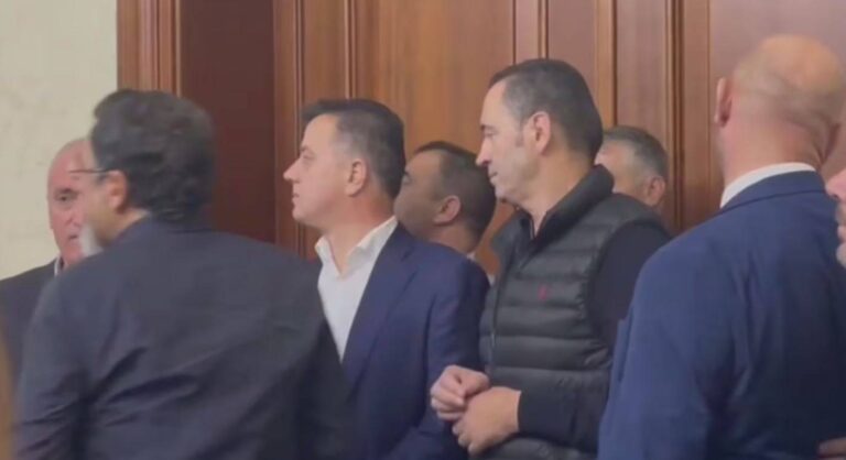VOA: Tensione në parlamentin shqiptar, opozita tenton të bllokojë mbledhjet