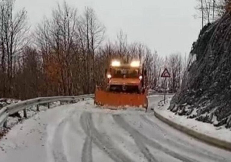Bie bora e parë në Theth, borëpastrueset hapin rrugën në Qafë Thore