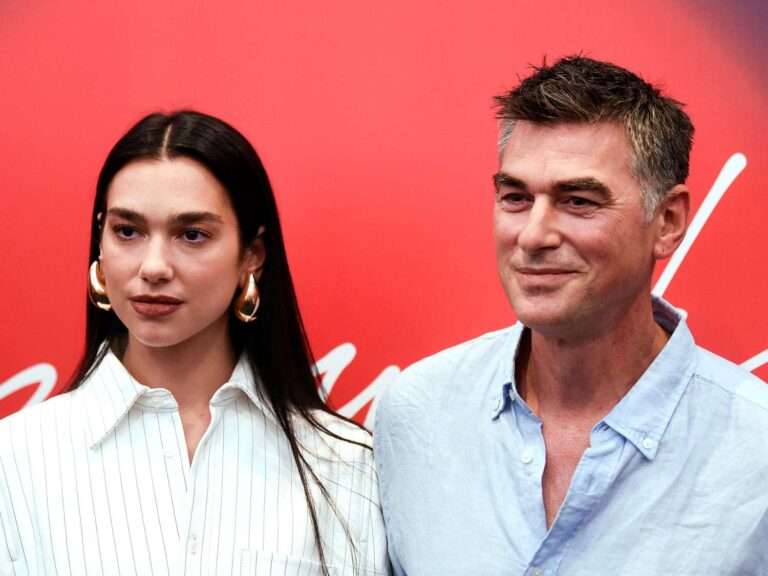 Nis sot festivali ”Sunny Hill”, Dua Lipa mbërrin në Prishtinë: Ëndërr ta realizoj me familjen time në këtë vend