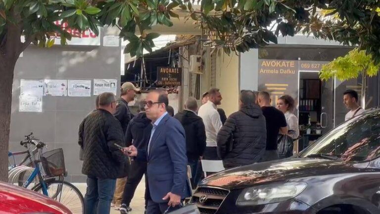 Gjykata e Durrësit lë të lirë Mark Frrokun dhe 7 të tjerë. Jashtë e presin miqtë e tij