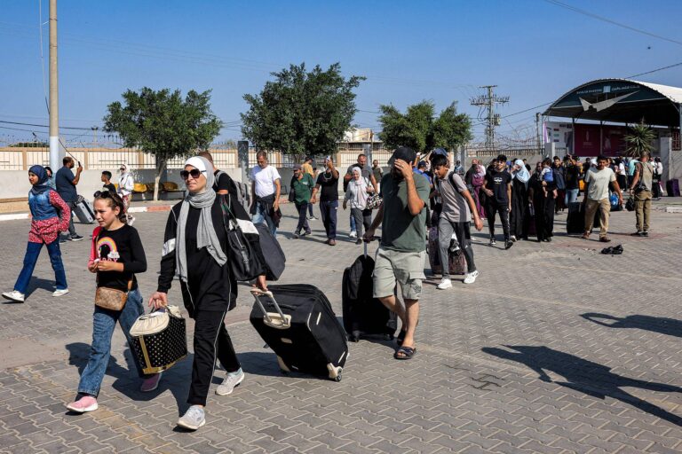 Rreth 500 shtetas të huaj evakuohen nga Gaza