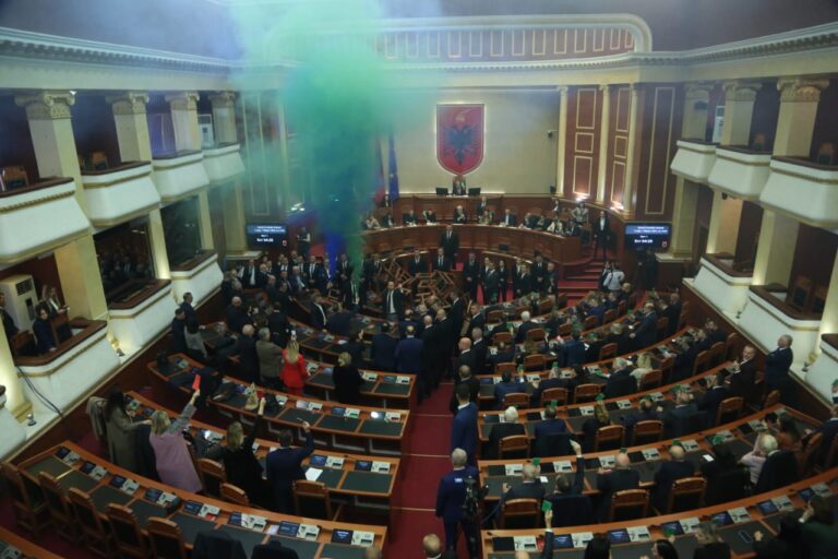 “Metamorfoza” e buxhetit, në aktin final iu shtuan fonde arsimit dhe iu hoqën shëndetësisë