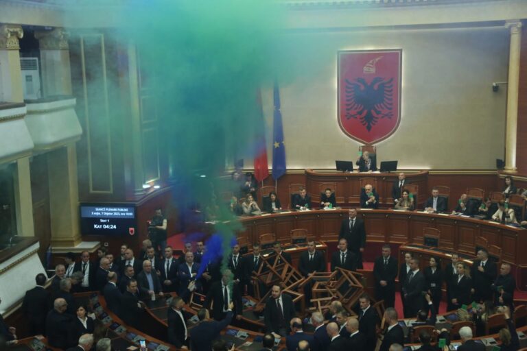 Kapsolla dhe flakadanë në seancën e buxhetit, 7 deputetë përjashtohen me 10 ditë nga Kuvendi