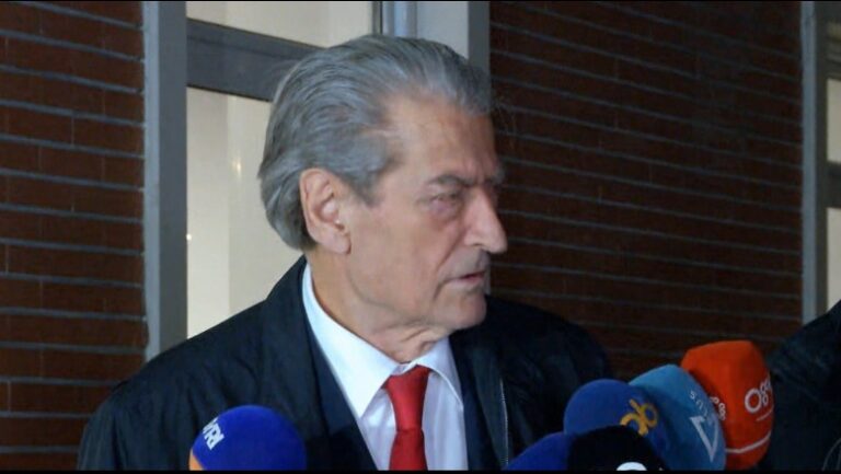 A do të jetë në protestën tek Gjykata e Lartë? Berisha në ”hall”: Të shohim
