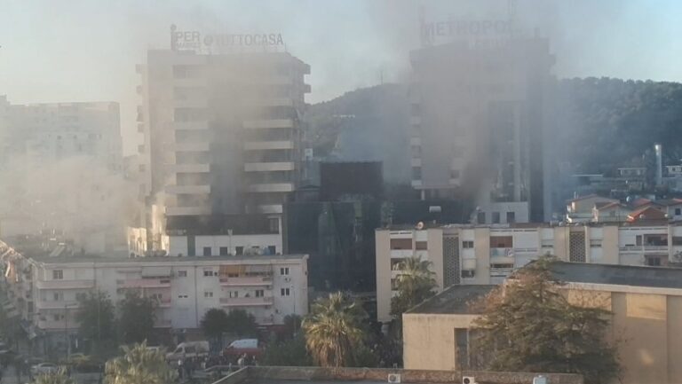 Zjarri në qendrën tregtare, shtëllunga të mëdha tymi në qytet. Njerëzit e bllokuar përpiqen të dalin nga dritaret e ballkonet