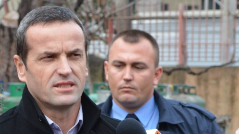 Zjarri në qendrën tregtare të Lushnjës, Goxhaj: Personat e bllokuar duhet të dalin në tarracën e pallatit
