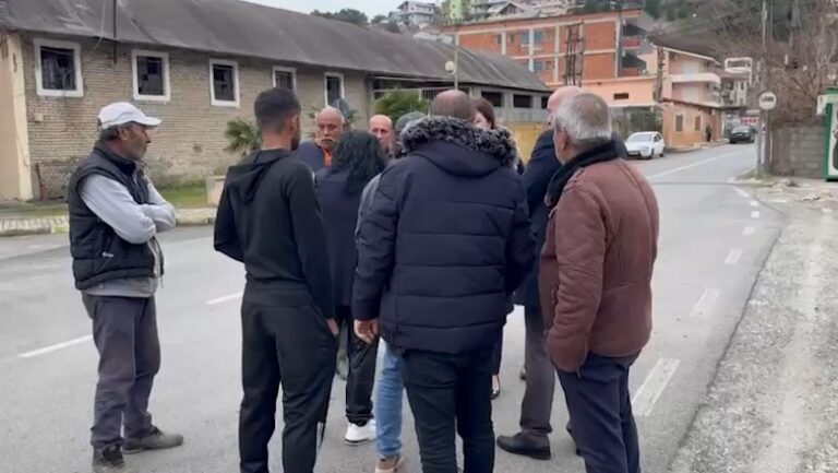 Punonjësit e Portit të Shëngjinit dalin në protestë: Kemi 2 muaj pa marrë pagat!