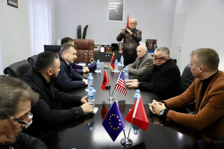 Ministri Balla takim me kryebashkiakun e Bajram Currit: 200 mijë vizitorë brenda këtij viti në këtë zonë
