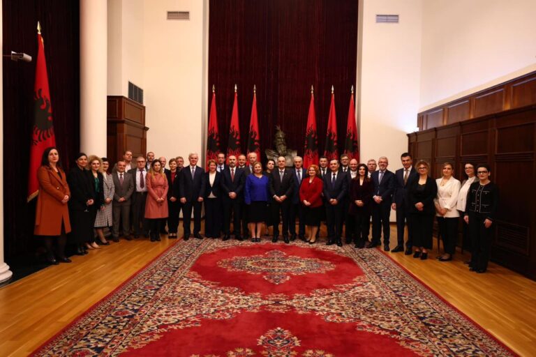 Presidenti Begaj vlerëson me titullin “Mjeshtër i Madh”, profesorët Arta Mandro dhe Dashamir Kore