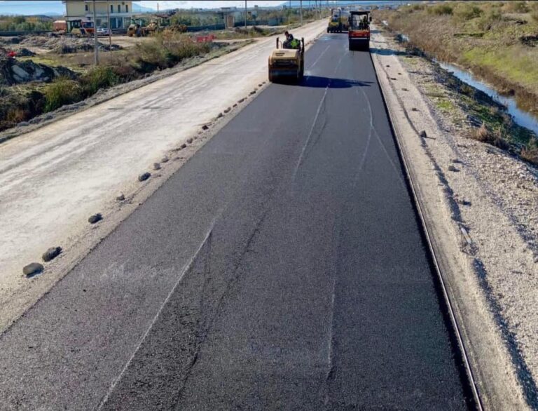 FOTO/ Rama: Hidhen shtresat asfaltike në rrugën e aeroportit të Vlorës