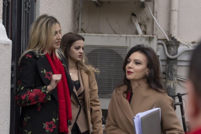 FOTO/ Deputetet e PD-së si ”police” në Kuvend, kthejnë nga rruga Elisa Spiropalin