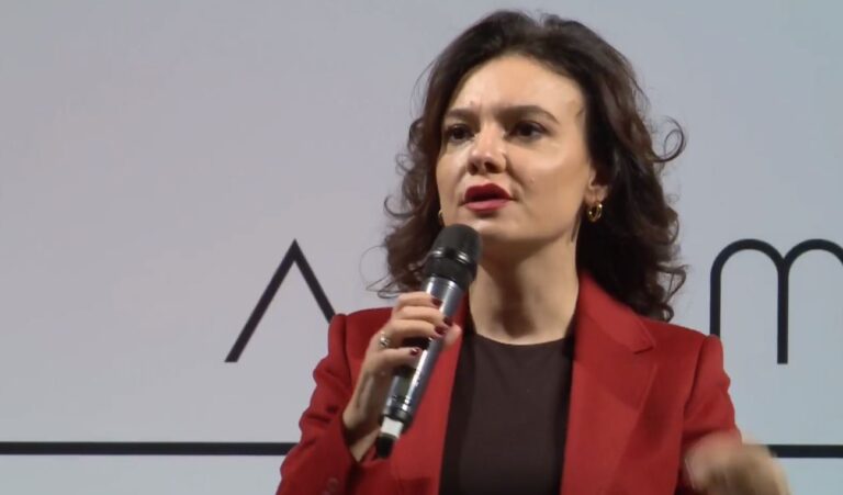 Spiropali: Të gëzohesh se flaka në Kuvend zë faqet e para të gazetave, do që vendi yt të kthehet prapa