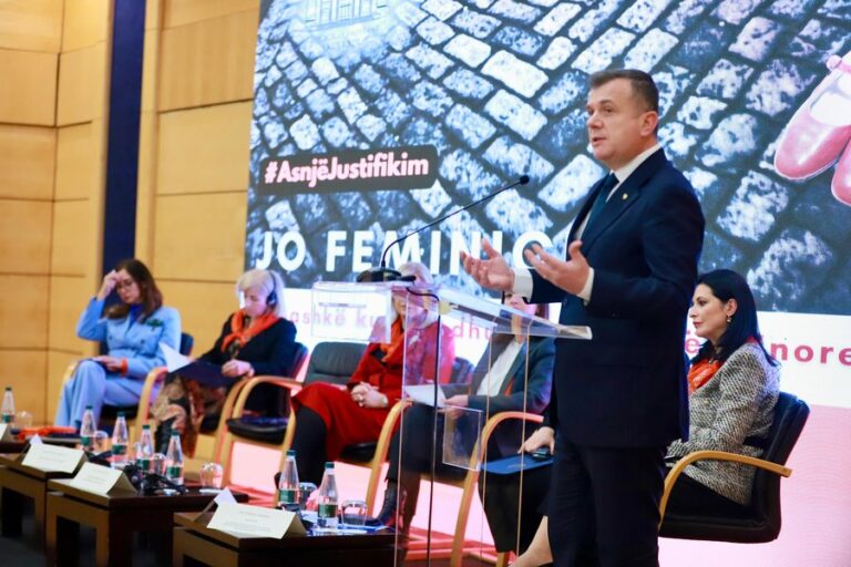 11 raste feminicidi në këtë vit, Balla: 47% e grave kanë përjetuar dhunë në familje. Koha për qasje tjetër