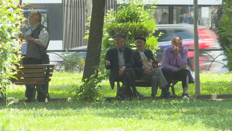 Një në dy banorë në Gjirokastër merr pension, qarku jugor më i plakuri në vend
