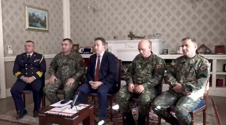 Ministri Peleshi uron forcat shqiptare në mision jashtë vendit, jep lajmin e madh për bazën e Kuçovës