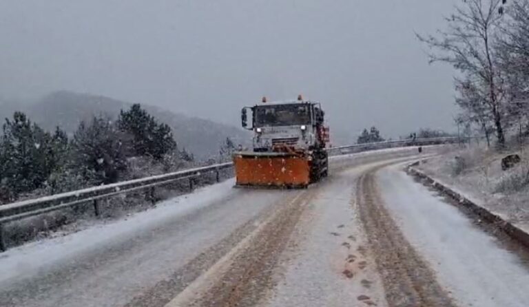 Rikthehen reshjet e borës në Korçë, si paraqitet situata me rrugët