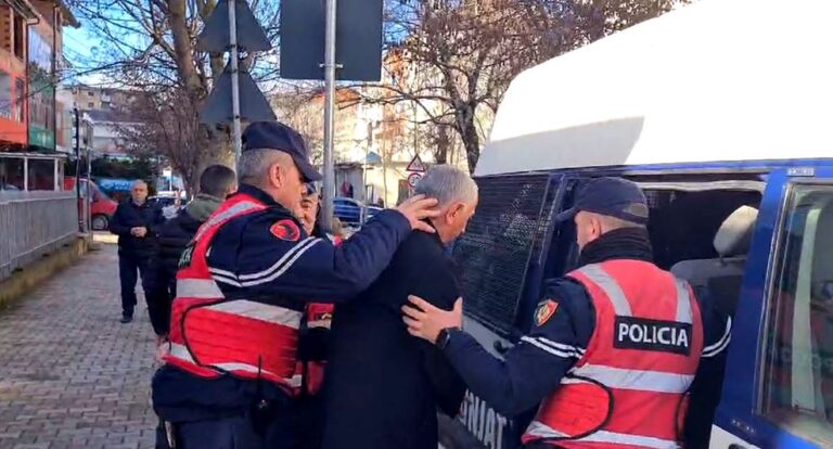 Pasaporta bullgare me vërtetime false, lihen në burg dy zyrtarët në Bulqizë